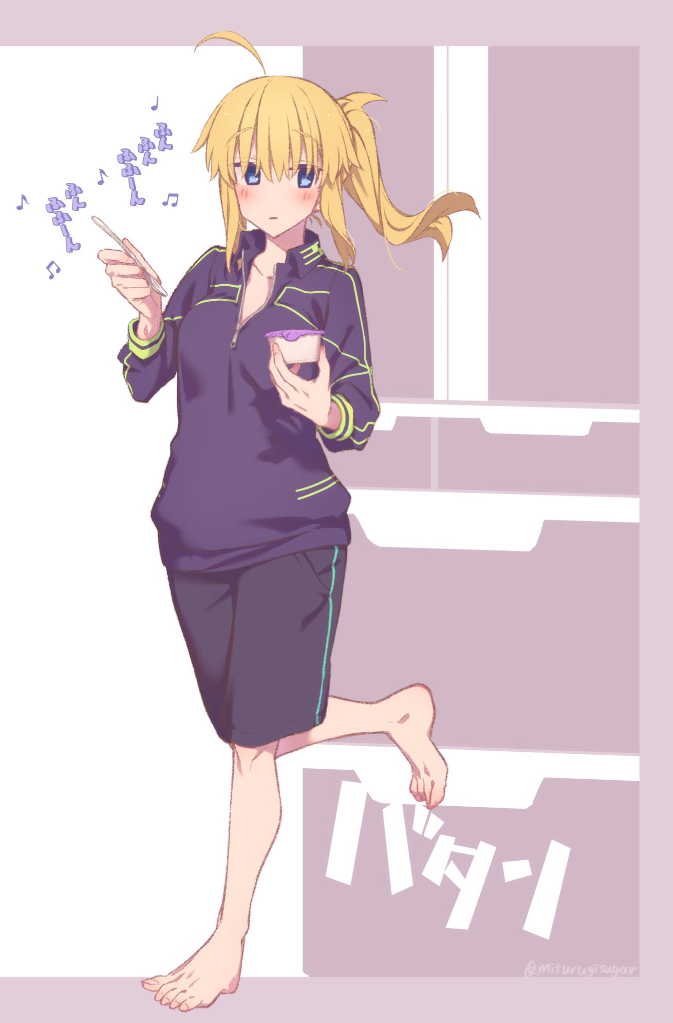 1girl ahoge artoria_pendragon_(all) barefoot black_shorts blonde_hair blue_eyes blush collarbone fate/grand_order fate_(series) food highres holding holding_spoon long_hair looking_at_viewer mitsurugi_sugar musical_note mysterious_heroine_xx_(foreigner) ponytail pudding purple_background purple_sweatshirt shorts solo spoon zipper