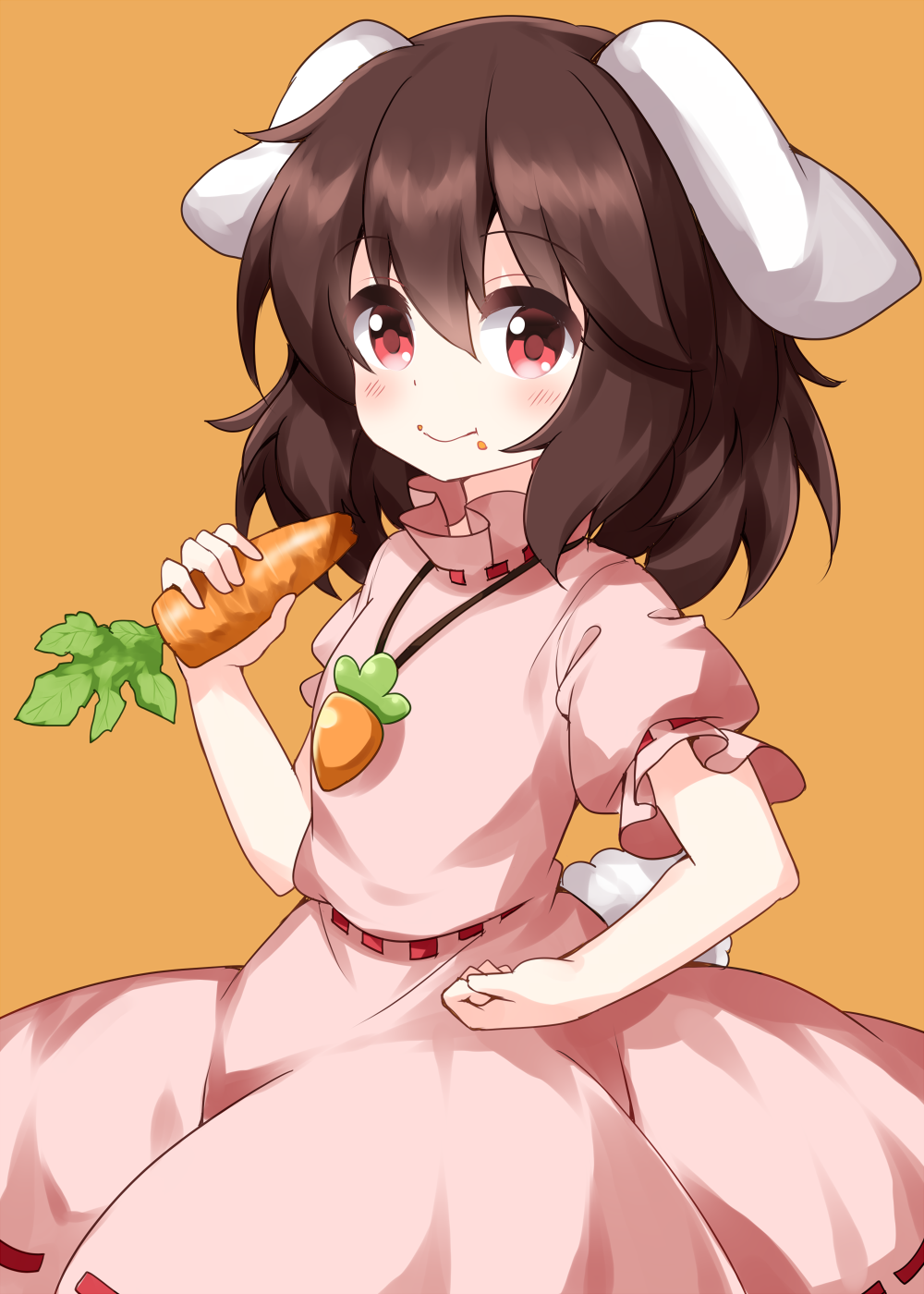 1girl animal_ears bangs black_hair bunny_tail carrot carrot_necklace closed_mouth dress eating eyebrows_visible_through_hair floppy_ears food food_on_face hair_between_eyes highres holding holding_food inaba_tewi looking_at_viewer medium_hair orange_background pink_dress rabbit_ears ruu_(tksymkw) short_sleeves simple_background smile solo standing tail touhou white_tail