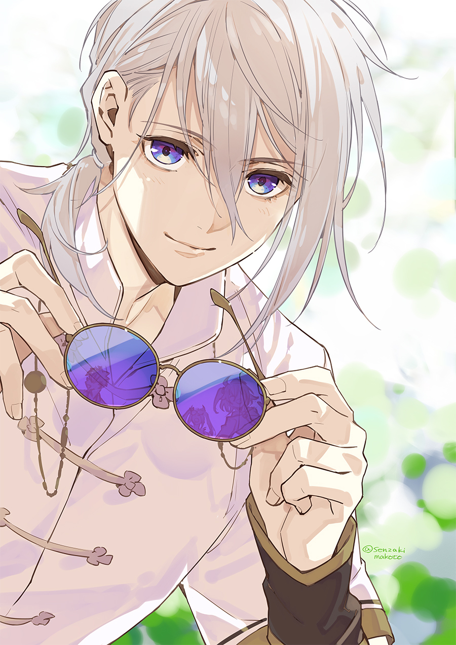 1boy blue_eyes chinese_clothes eastern_socialite_attire fate/grand_order fate_(series) gao_changgong_(fate) grey_hair hair_between_eyes highres holding holding_eyewear looking_at_viewer male_focus senzaki_makoto short_ponytail silver_hair smile solo sunglasses tangzhuang violet_eyes