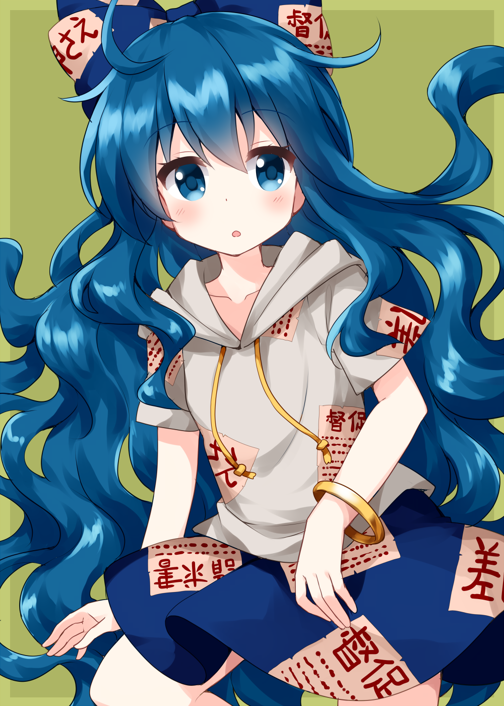 1girl bangs blue_bow blue_eyes blue_hair blue_skirt bow bracelet drawstring eyebrows_visible_through_hair green_background grey_hoodie hair_bow highres hood hoodie jewelry long_hair looking_at_viewer ofuda_on_clothes open_mouth ruu_(tksymkw) short_sleeves simple_background skirt smile solo touhou very_long_hair wavy_hair yorigami_shion