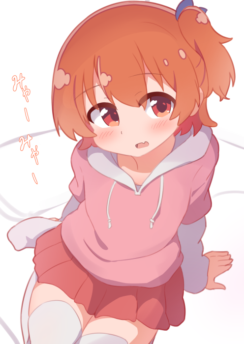 1girl bangs blush brown_hair eyebrows_visible_through_hair fang hair_between_eyes hatafuta hood hoodie hoshino_hinata long_sleeves looking_to_the_side on_bed one_side_up open_mouth pink_hoodie red_eyes shiny shiny_hair short_hair simple_background sitting sitting_on_bed skin_fang skirt solo thigh-highs translated watashi_ni_tenshi_ga_maiorita! white_legwear