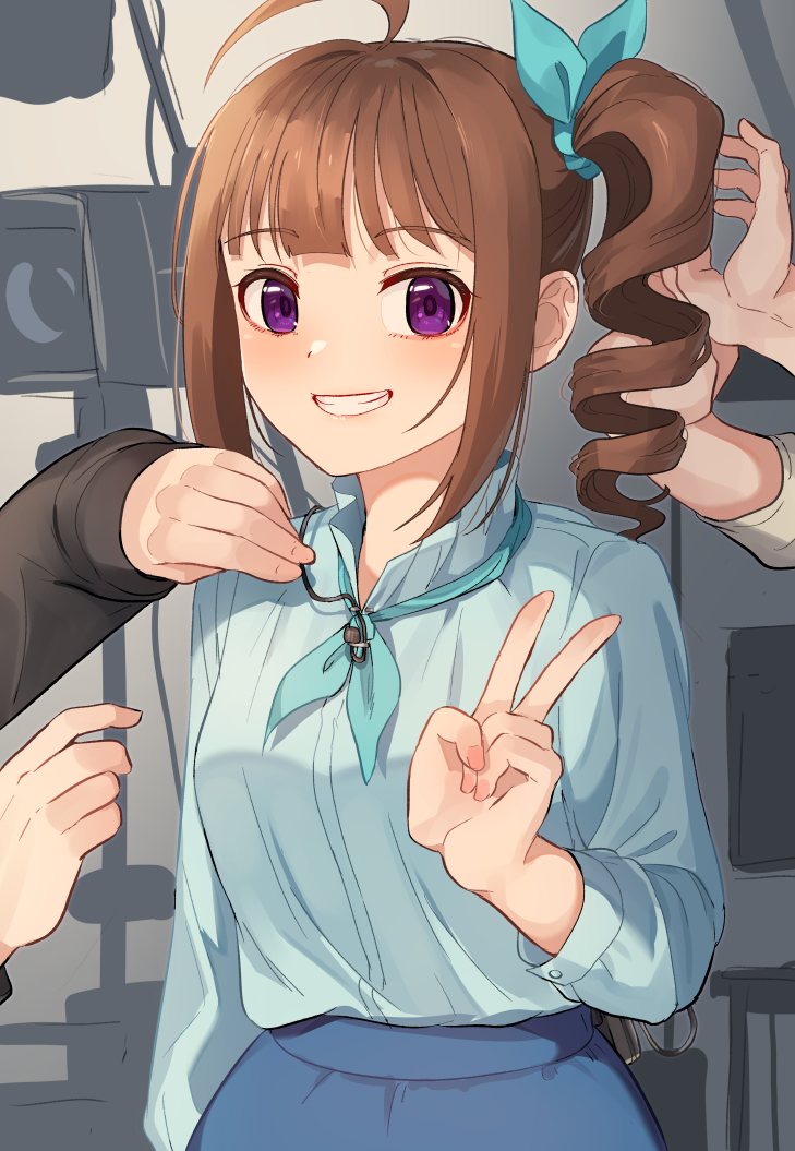 1girl 2others ahoge ascot backstage brown_hair drill_ponytail eyebrows_visible_through_hair grin hair_tie idolmaster idolmaster_million_live! idolmaster_million_live!_theater_days kamille_(vcx68) long_sleeves looking_at_viewer microphone multiple_others ponytail side_ponytail sidelocks skirt smile upper_body v violet_eyes yokoyama_nao