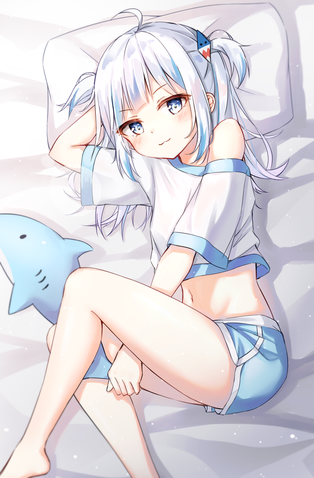 1girl :3 ahoge bangs barefoot beliatan between_legs blue_eyes blue_shirt blue_shorts blush closed_mouth commentary gawr_gura hair_ornament hand_between_legs highres hololive long_hair looking_at_viewer lying midriff multicolored_hair navel off_shoulder on_side pillow shark_hair_ornament shirt short_shorts short_sleeves shorts single_bare_shoulder smile solo striped stuffed_animal stuffed_shark stuffed_toy two_side_up virtual_youtuber white_shirt