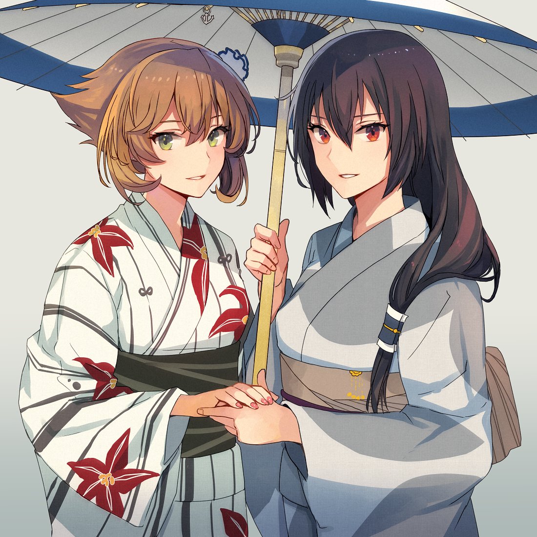 2girls alternate_costume bangs black_hair brown_hair green_eyes grey_background hair_between_eyes holding holding_hands holding_umbrella japanese_clothes kantai_collection kasumi_(skchkko) kimono long_hair long_sleeves looking_at_viewer multiple_girls mutsu_(kantai_collection) nagato_(kantai_collection) obi oil-paper_umbrella print_kimono red_eyes sash short_hair simple_background smile umbrella upper_body yukata