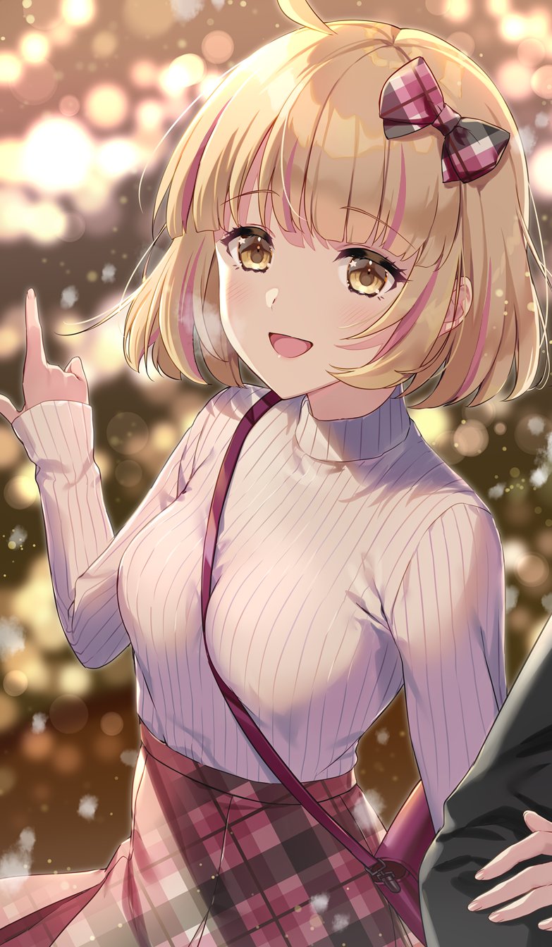 1girl 1other :d ahoge bangs blonde_hair blunt_bangs blurry blurry_background blush bokeh bow breasts character_request commentary_request depth_of_field eyebrows_visible_through_hair hair_bow highres holding_arm index_finger_raised kuroki_(ma-na-tu) looking_at_viewer medium_breasts multicolored_hair open_mouth plaid plaid_bow pointing princess_connect! princess_connect!_re:dive ribbed_sweater short_hair smile solo_focus streaked_hair sweater upper_body white_sweater yellow_eyes