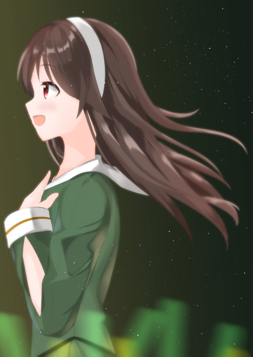 .live 1girl :d bangs blush brown_hair commentary_request eyebrows_visible_through_hair floating_hair from_side green_shirt hairband hand_up kogyokuapple long_hair long_sleeves looking_away open_mouth profile red_eyes sailor_collar shirt sleeves_past_wrists smile solo virtual_youtuber white_hairband white_sailor_collar yaezawa_natori