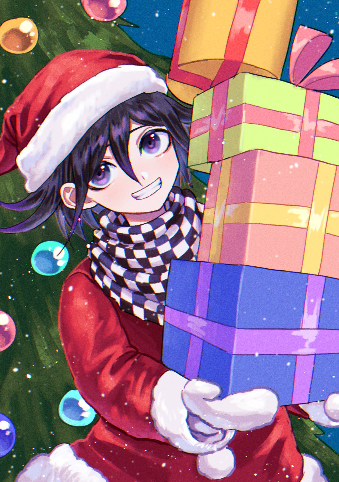 1boy alternate_costume bangs black_hair box checkered checkered_scarf christmas christmas_tree commentary_request dangan_ronpa_(series) dangan_ronpa_v3:_killing_harmony flipped_hair fur-trimmed_headwear gift gift_box gloves grin hair_between_eyes hat highres holding holding_box long_sleeves looking_at_viewer male_focus ouma_kokichi purple_hair red_headwear sack santa_costume santa_hat scarf short_hair smile snowing solo tei_(auntaso) upper_body violet_eyes white_gloves