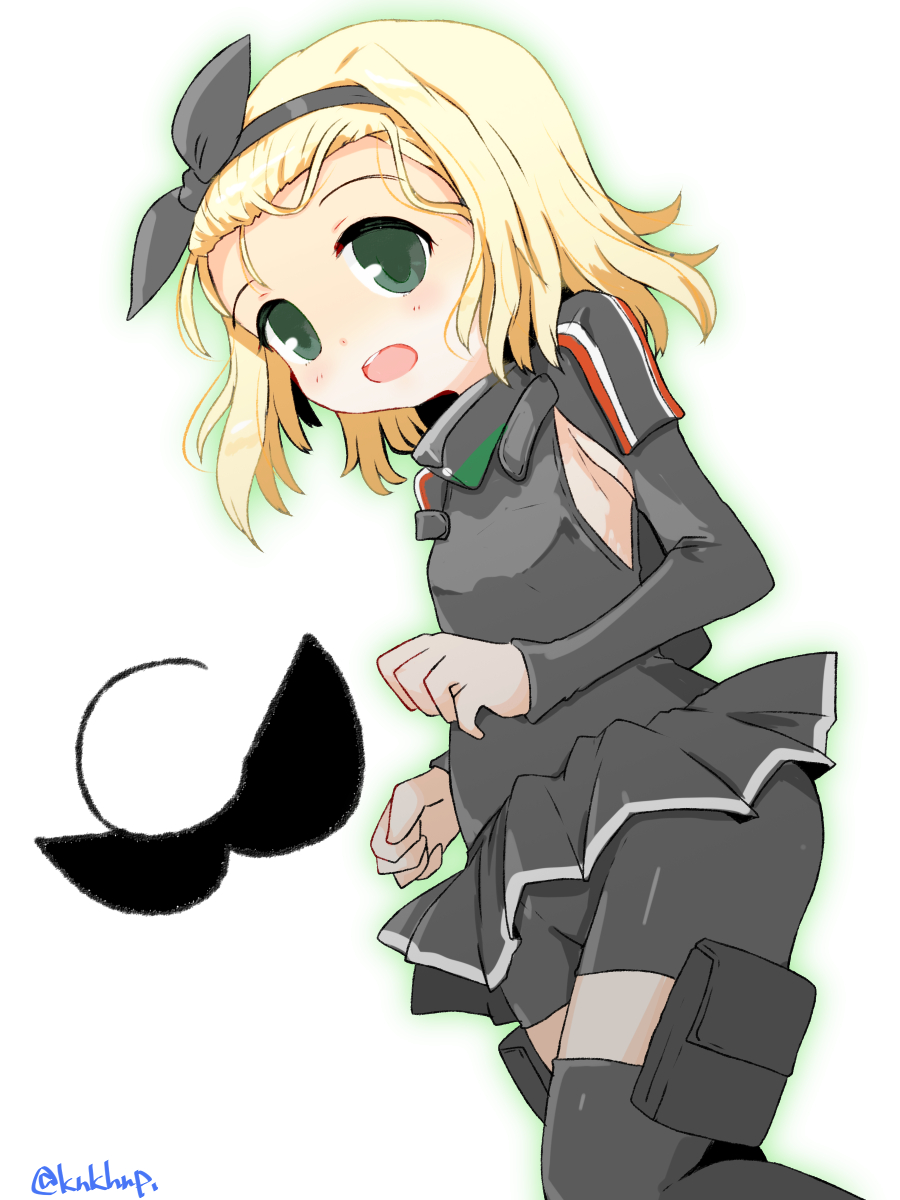 1girl arm_warmers black_hairband blonde_hair bodysuit commentary_request cowboy_shot flat_chest green_eyes grey_bodysuit grey_skirt hairband highres kanoe_soushi kantai_collection luigi_torelli_(kantai_collection) medium_hair open_mouth round_teeth simple_background skirt solo teeth thigh-highs twitter_username uit-25_(kantai_collection) upper_teeth wetsuit white_background