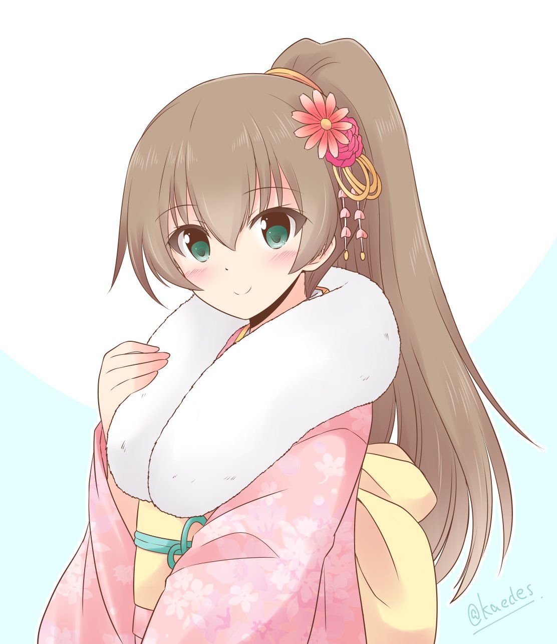 1girl brown_hair commentary_request flower fur-trimmed_kimono fur_trim green_eyes hair_flower hair_ornament highres icesherbet japanese_clothes kantai_collection kimono kumano_(kantai_collection) long_hair looking_at_viewer pink_kimono ponytail smile solo translation_request two-tone_background upper_body