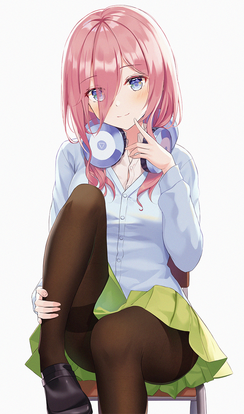 1girl black_footwear blue_eyes blue_shirt blush breasts brown_legwear closed_mouth commentary_request eyebrows_visible_through_hair eyes_visible_through_hair feet_out_of_frame finger_to_mouth go-toubun_no_hanayome green_skirt hair_between_eyes headphones headphones_around_neck highres hyonee leg_hold long_hair long_sleeves nakano_miku pantyhose pink_hair pleated_skirt shirt simple_background sitting skirt small_breasts smile solo thighband_pantyhose white_background white_shirt