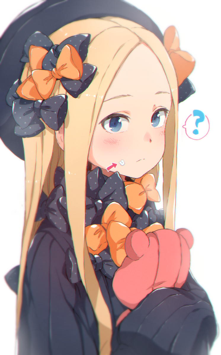 1girl ? abigail_williams_(fate/grand_order) arrow_(symbol) bangs black_bow black_dress black_headwear blonde_hair blue_eyes blush bow closed_mouth commentary_request dress fate/grand_order fate_(series) food food_on_face forehead gomennasai hair_bow hat highres long_hair long_sleeves looking_at_viewer object_hug orange_bow parted_bangs polka_dot polka_dot_bow simple_background sleeves_past_fingers sleeves_past_wrists solo spoken_question_mark stuffed_animal stuffed_toy teddy_bear very_long_hair white_background