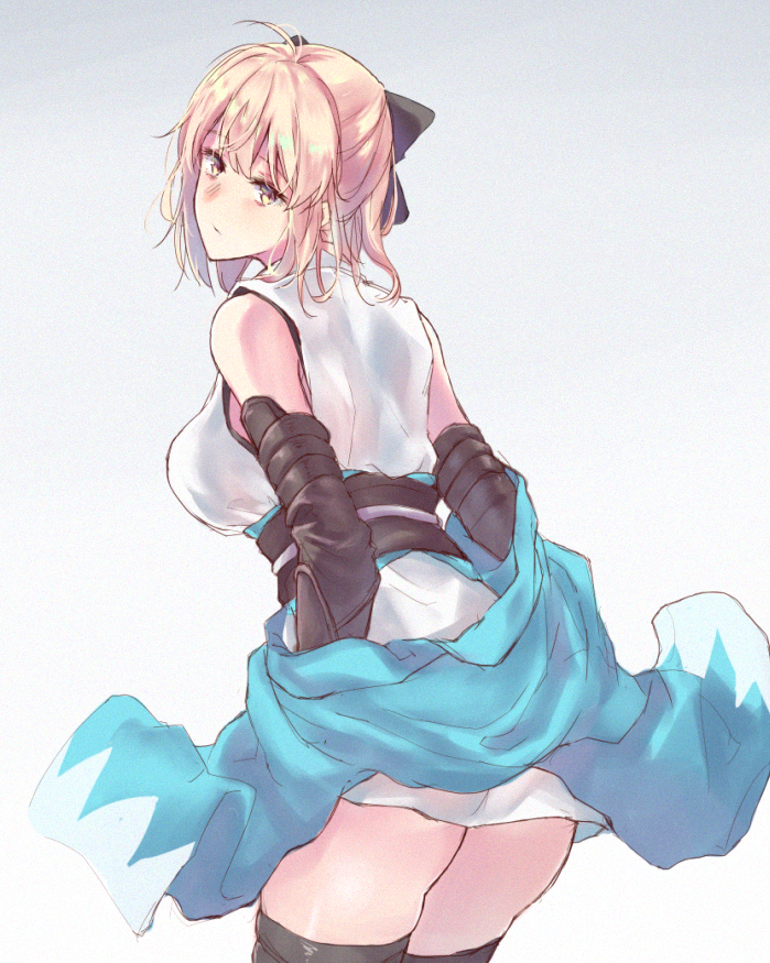 1girl ahoge bangs bare_shoulders black_bow black_legwear black_sash black_sleeves blonde_hair blue_scarf blush bow breasts closed_mouth commentary_request detached_sleeves eyebrows_visible_through_hair fate/grand_order fate_(series) from_behind grey_background hair_between_eyes hair_bow hair_ornament holding holding_clothes holding_scarf japanese_clothes kimono looking_at_viewer looking_back medium_hair okita_souji_(fate) okita_souji_(fate)_(all) sash sawaya_(mizukazu) scarf scarf_removed simple_background solo thigh-highs yellow_eyes