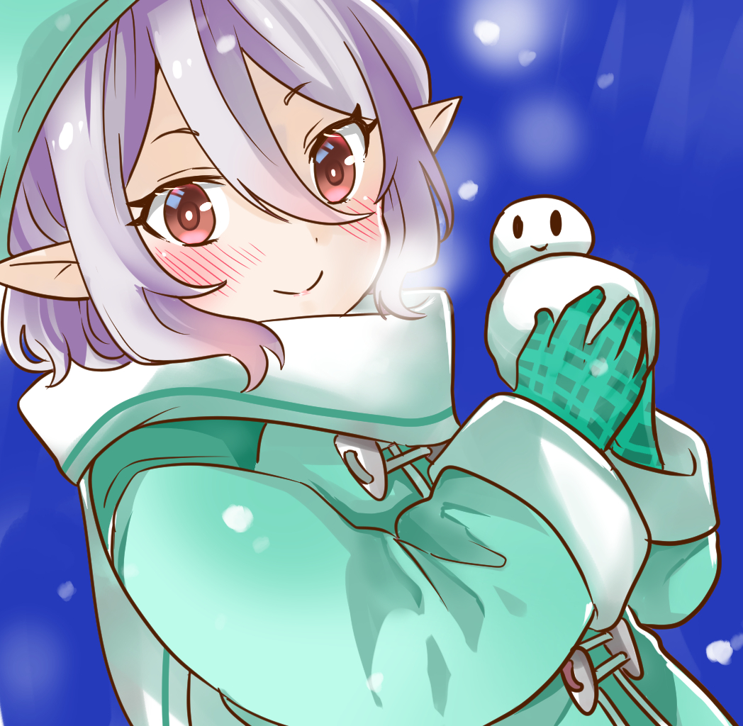 1girl blue_background blush coat commentary_request eyebrows_visible_through_hair gloves green_coat green_gloves green_headwear hair_between_eyes holding_snowman jin_kansai kokkoro_(princess_connect!) long_sleeves medium_hair pointy_ears princess_connect! princess_connect!_re:dive red_eyes sidelocks smile snowing snowman solo