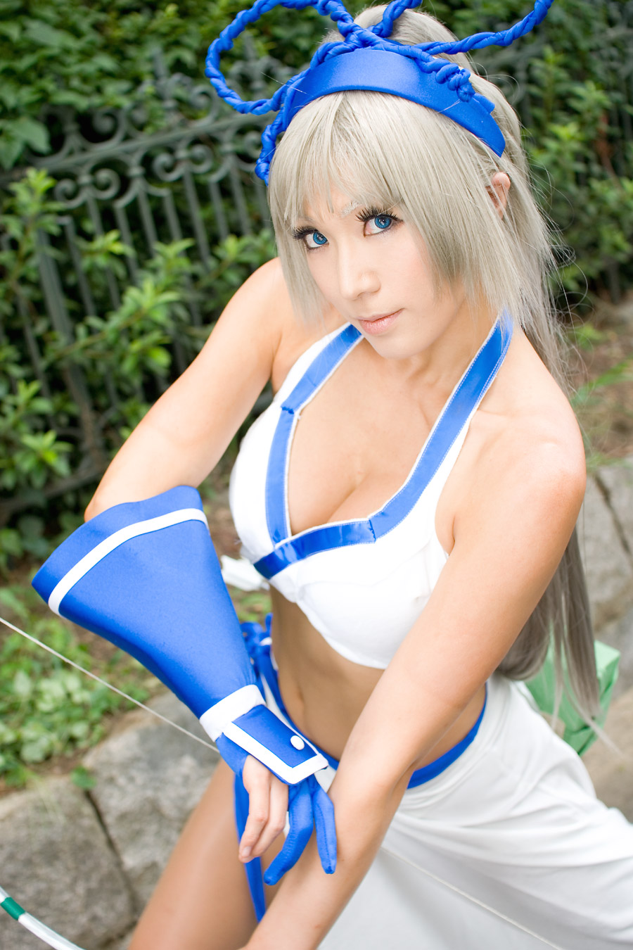 bow cleavage cosplay hair_bow halter_top igarashi_nao_(model) majikina_mina midriff photo samurai_spirits silver_hair