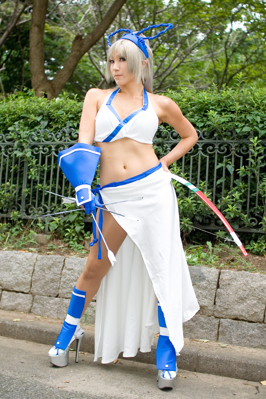 bow cleavage cosplay hair_bow halter_top igarashi_nao_(model) majikina_mina midriff photo samurai_spirits silver_hair