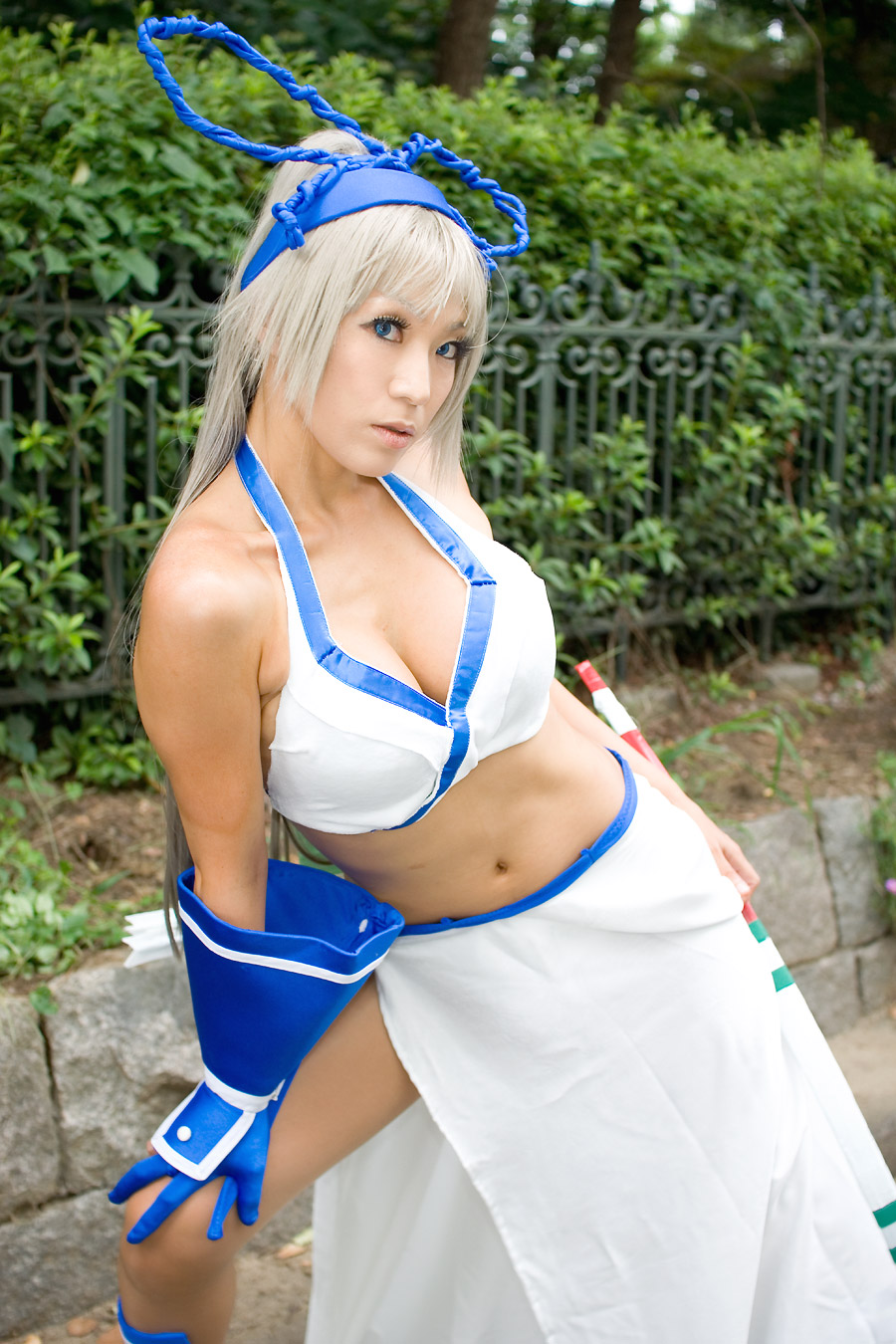 bow cleavage cosplay hair_bow halter_top igarashi_nao_(model) majikina_mina midriff photo samurai_spirits silver_hair