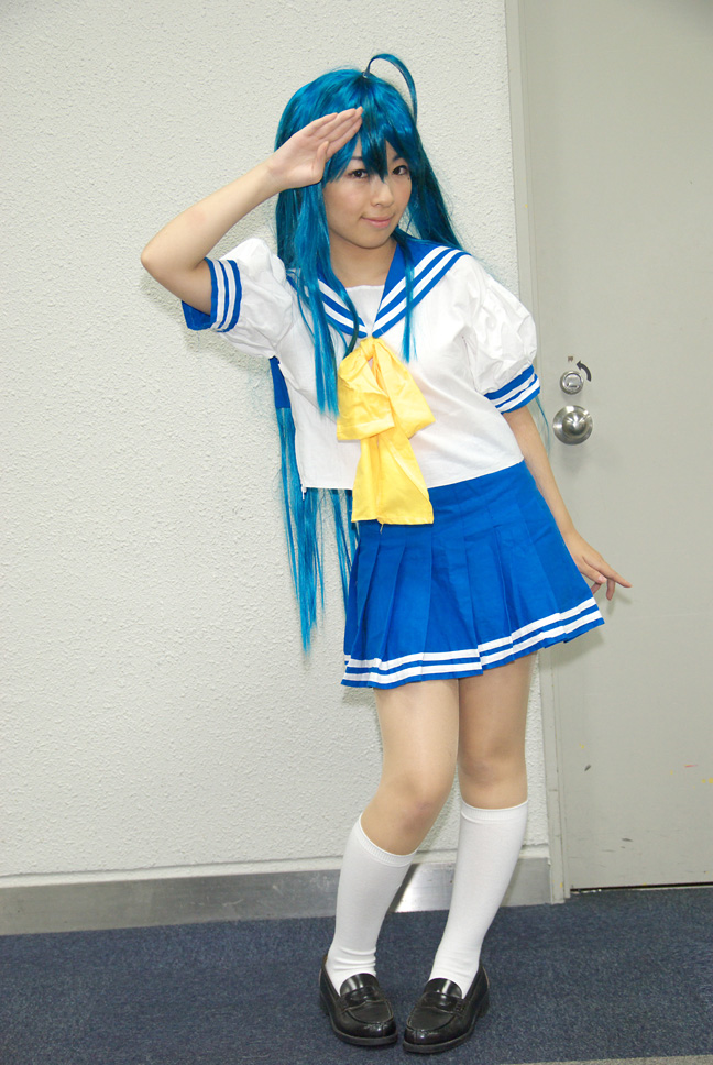 ahoge blue_hair cosplay izumi_konata kneehighs lucky_star photo sailor_uniform school_uniform yayoi