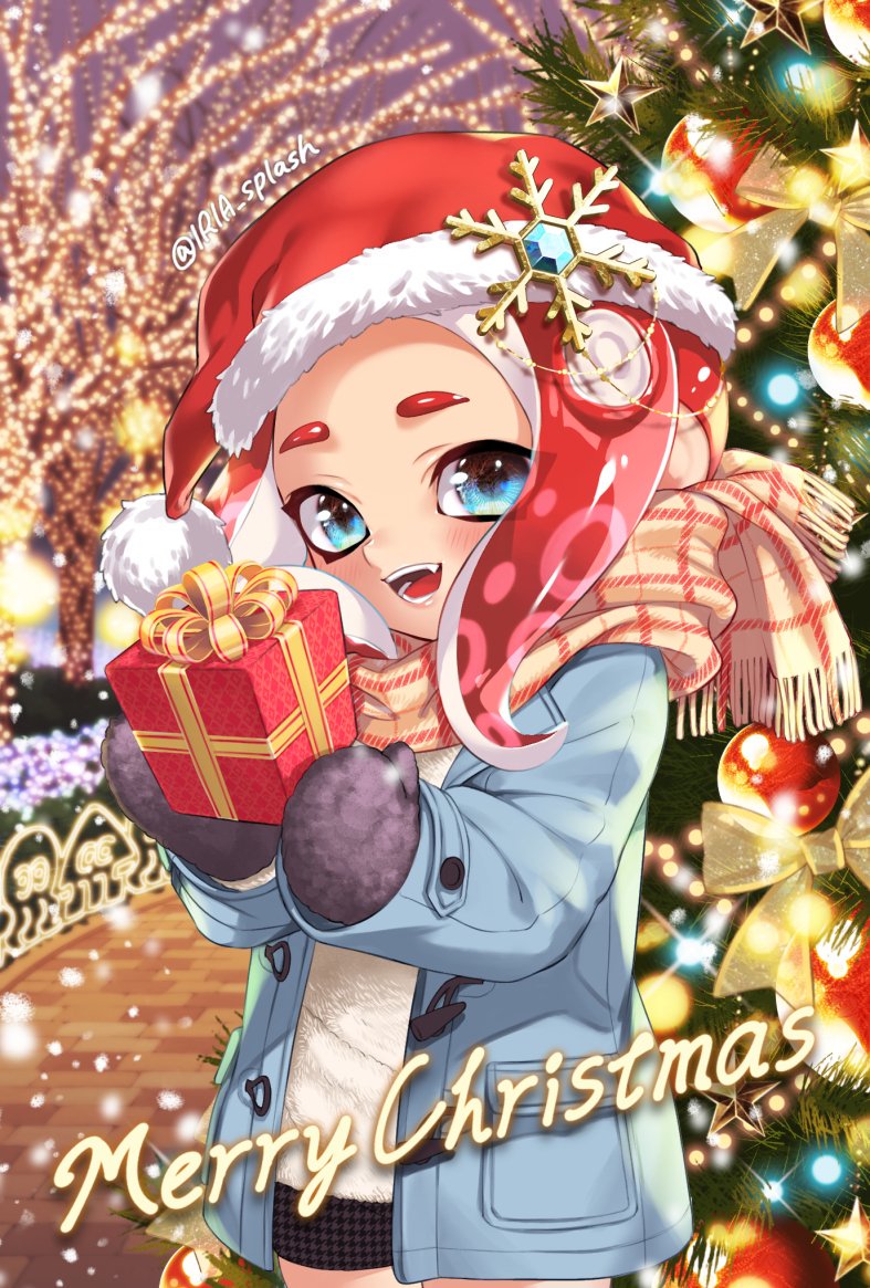 1girl black_skirt blue_coat blue_eyes blurry blurry_background bow christmas christmas_lights christmas_ornaments christmas_tree coat cowboy_shot depth_of_field english_commentary fang fringe_trim gift grey_mittens hat holding holding_gift iria_(yumeirokingyo) long_sleeves looking_at_viewer makeup mascara medium_hair merry_christmas miniskirt night octoling open_mouth outdoors red_headwear redhead santa_hat scarf skirt smile snowflake_ornament solo solo_focus splatoon_(series) standing star_(symbol) suction_cups sweater tentacle_hair twitter_username white_sweater yellow_bow yellow_scarf