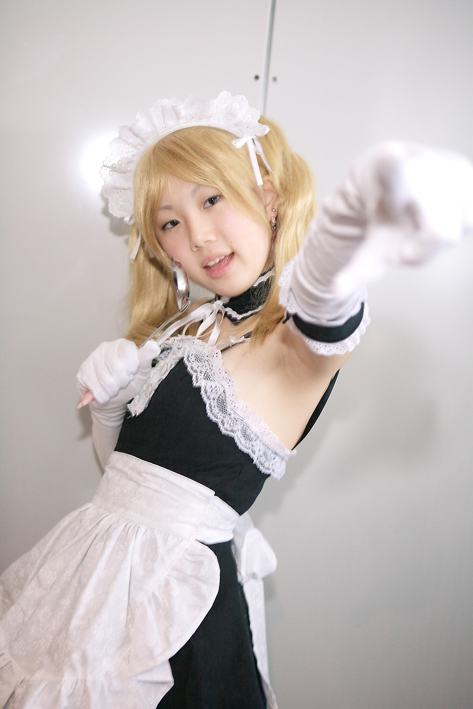 apron blonde_hair cosplay elbow_gloves hime kore_ga_watashi_no_goshujin-sama maid maid_uniform photo sawatari_izumi twintails