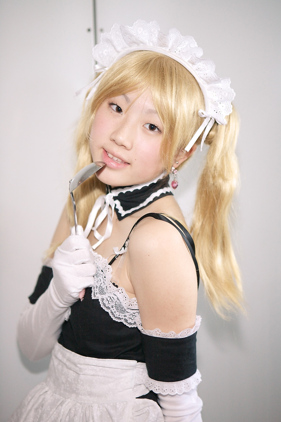 apron blonde_hair cosplay elbow_gloves hime kore_ga_watashi_no_goshujin-sama ladle maid maid_uniform photo sawatari_izumi twintails