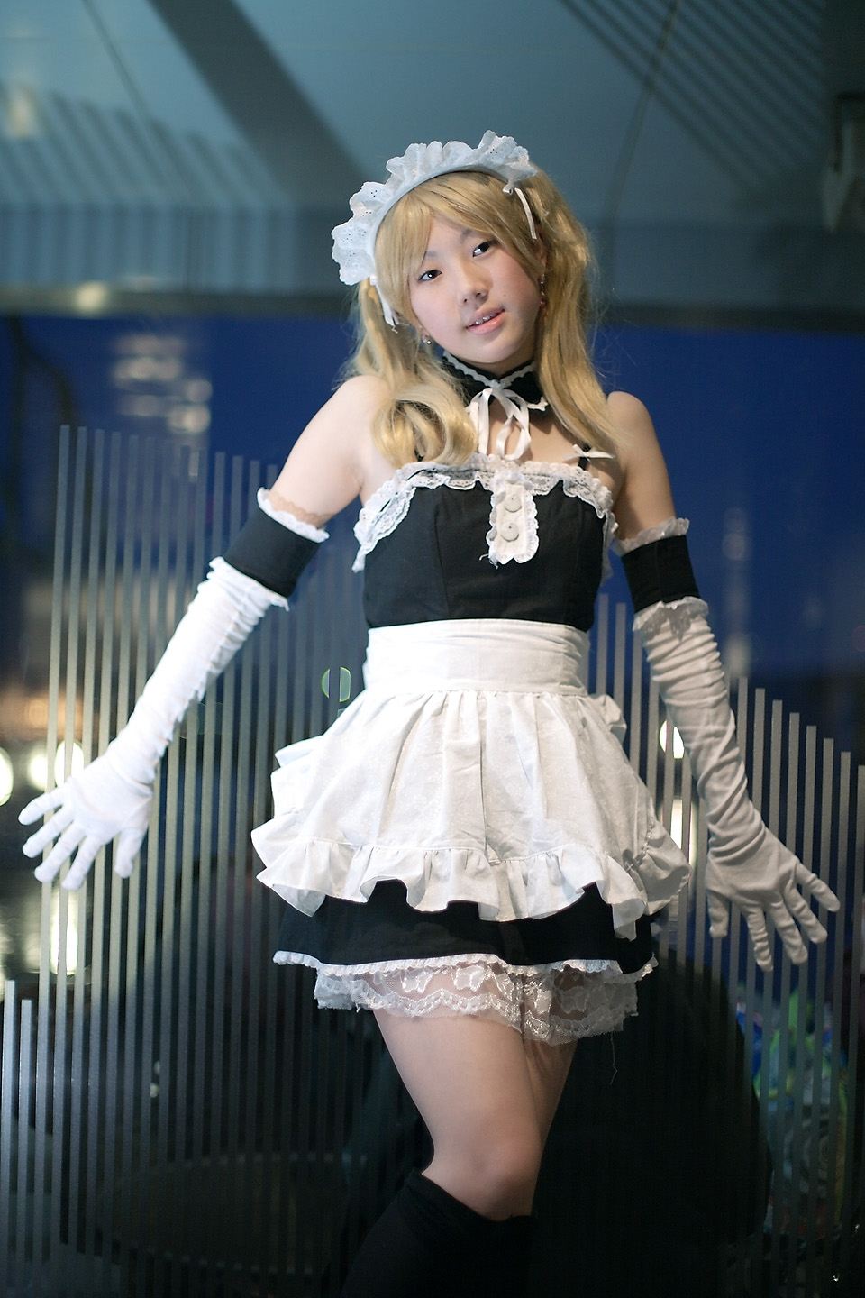 apron blonde_hair cosplay elbow_gloves hime kneehighs kore_ga_watashi_no_goshujin-sama maid maid_uniform photo sawatari_izumi twintails