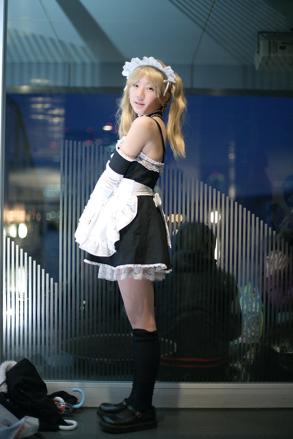 apron blonde_hair cosplay elbow_gloves hime kneehighs kore_ga_watashi_no_goshujin-sama maid maid_uniform photo sawatari_izumi twintails