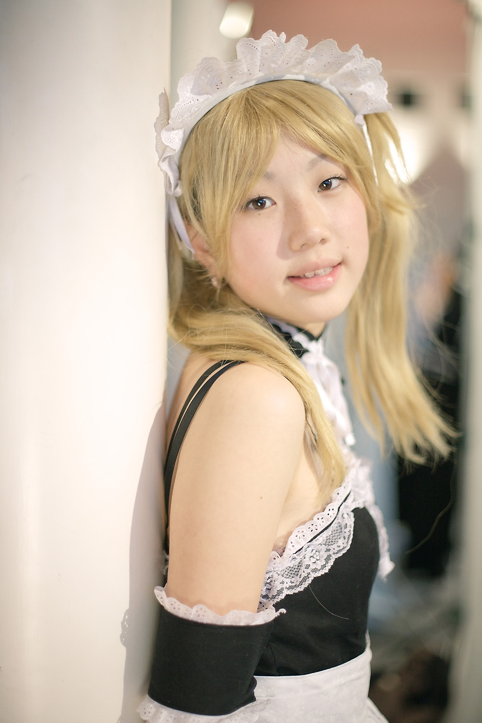 apron blonde_hair cosplay elbow_gloves hime kore_ga_watashi_no_goshujin-sama maid maid_uniform photo sawatari_izumi twintails