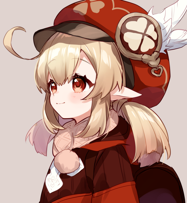 1girl ahoge backpack bag bangs blush brown_background cabbie_hat closed_mouth commentary_request dress eyebrows_visible_through_hair feathers genshin_impact hair_between_eyes hat hat_feather klee_(genshin_impact) light_brown_hair low_twintails pointy_ears red_dress red_eyes red_headwear sidelocks simple_background smile solo twintails upper_body white_feathers yamabukiiro