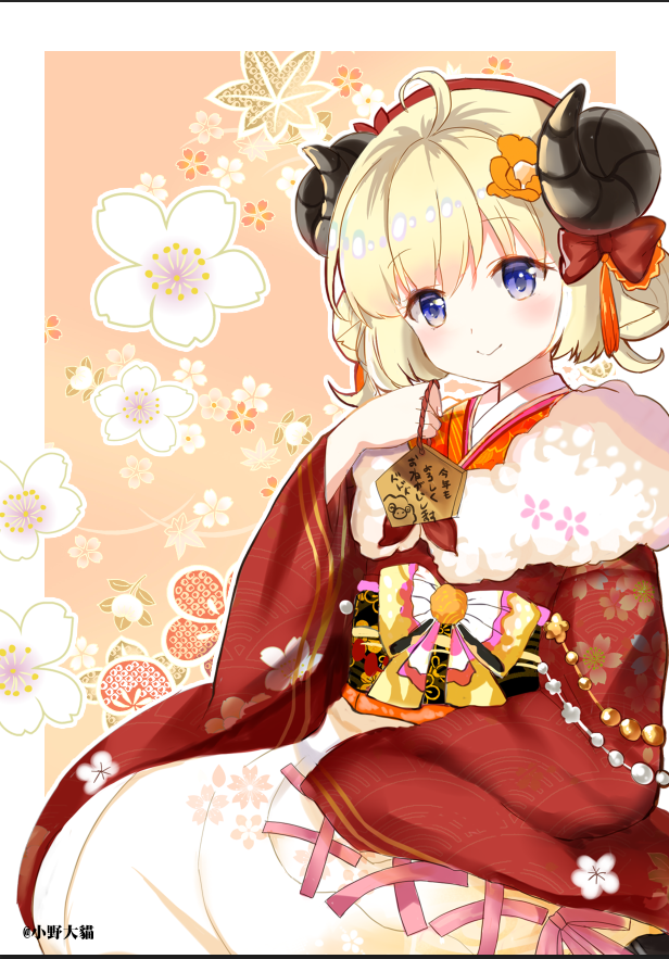 1girl ahoge bangs blonde_hair blue_eyes blush bow brown_background brown_flower closed_mouth commentary_request curled_horns ema eyebrows_visible_through_hair floral_background flower fur_collar hair_between_eyes hair_bow hair_bun hair_flower hair_ornament hakama hand_up holding hololive horns japanese_clothes kimono long_sleeves looking_at_viewer lunacats obi red_bow red_kimono sash sheep_horns smile solo tsunomaki_watame two-tone_background virtual_youtuber white_background white_hakama wide_sleeves