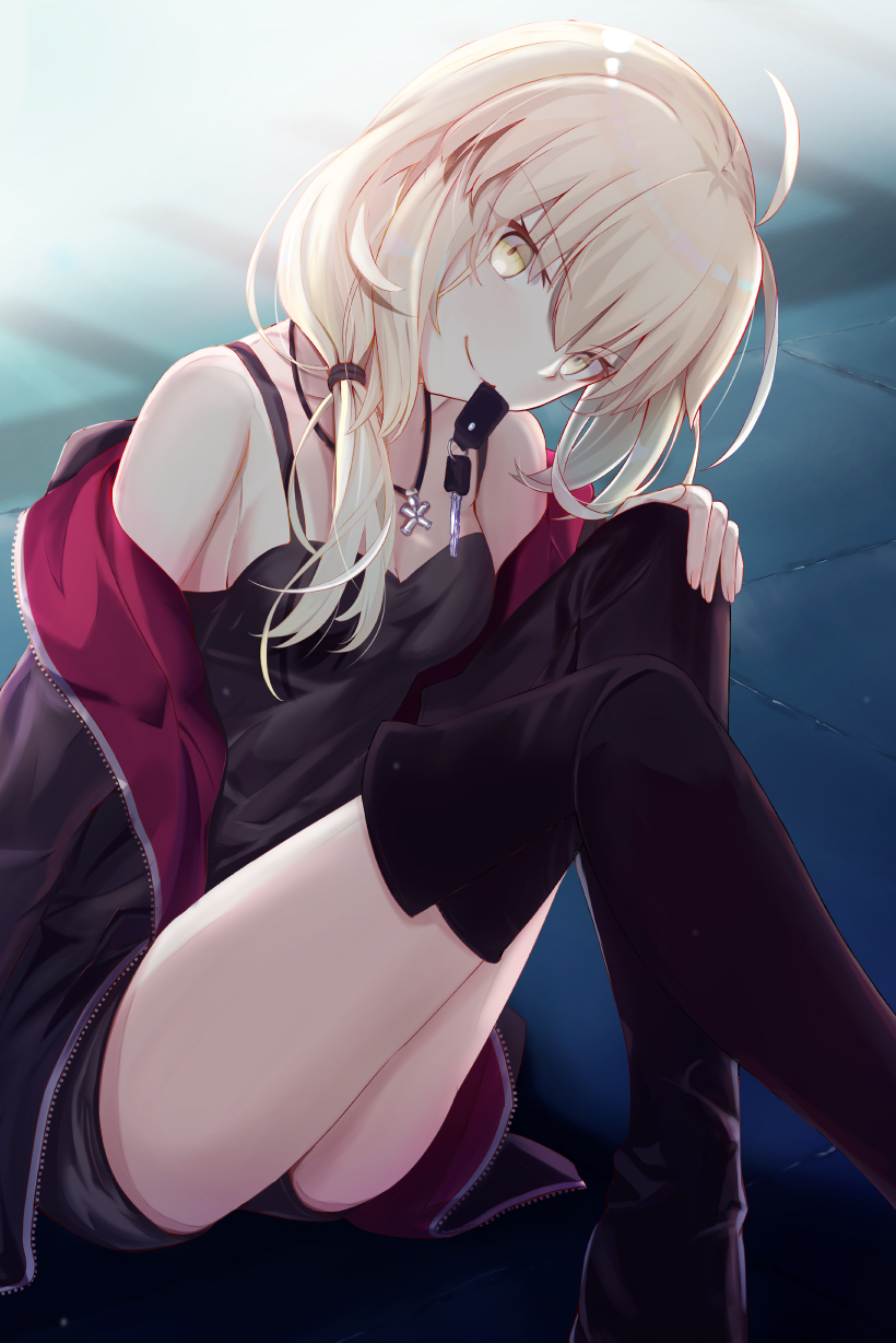 1girl artoria_pendragon_(all) bangs bare_shoulders black_camisole black_jacket black_ribbon black_shorts blonde_hair boots breasts camisole fate/grand_order fate/stay_night fate_(series) highres jacket jet_black_king_of_knights_ver._shinjuku_1999 jewelry key knee_boots long_hair long_sleeves looking_at_viewer low_ponytail mouth_hold necklace neko_daruma off_shoulder ribbon saber_alter short_shorts shorts sitting small_breasts smile thighs yellow_eyes