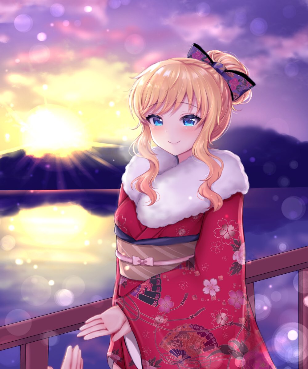 1girl 1other alternate_costume bangs blonde_hair blue_eyes blush bow closed_mouth commentary_request eyebrows_visible_through_hair floral_print fur_collar hair_bow hand_up highres idolmaster idolmaster_cinderella_girls japanese_clothes kimono komari_mhy long_sleeves looking_at_viewer obi ootsuki_yui outdoors pink_bow ponytail print_bow railing red_kimono sash smile solo_focus sun sunset water wide_sleeves