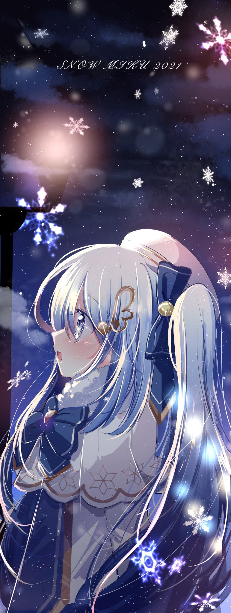 1girl blue_bow blue_tabard bow bowtie capelet character_name commentary dress from_side fur-trimmed_capelet fur_trim gold_trim hair_bow hair_ornament hairclip hatsune_miku highres hitsujida light_blue_eyes light_blue_hair light_blush long_hair musical_note_hair_ornament night night_sky open_mouth sky smile snowflake_print snowflakes solo twintails upper_body very_long_hair vocaloid white_capelet white_dress