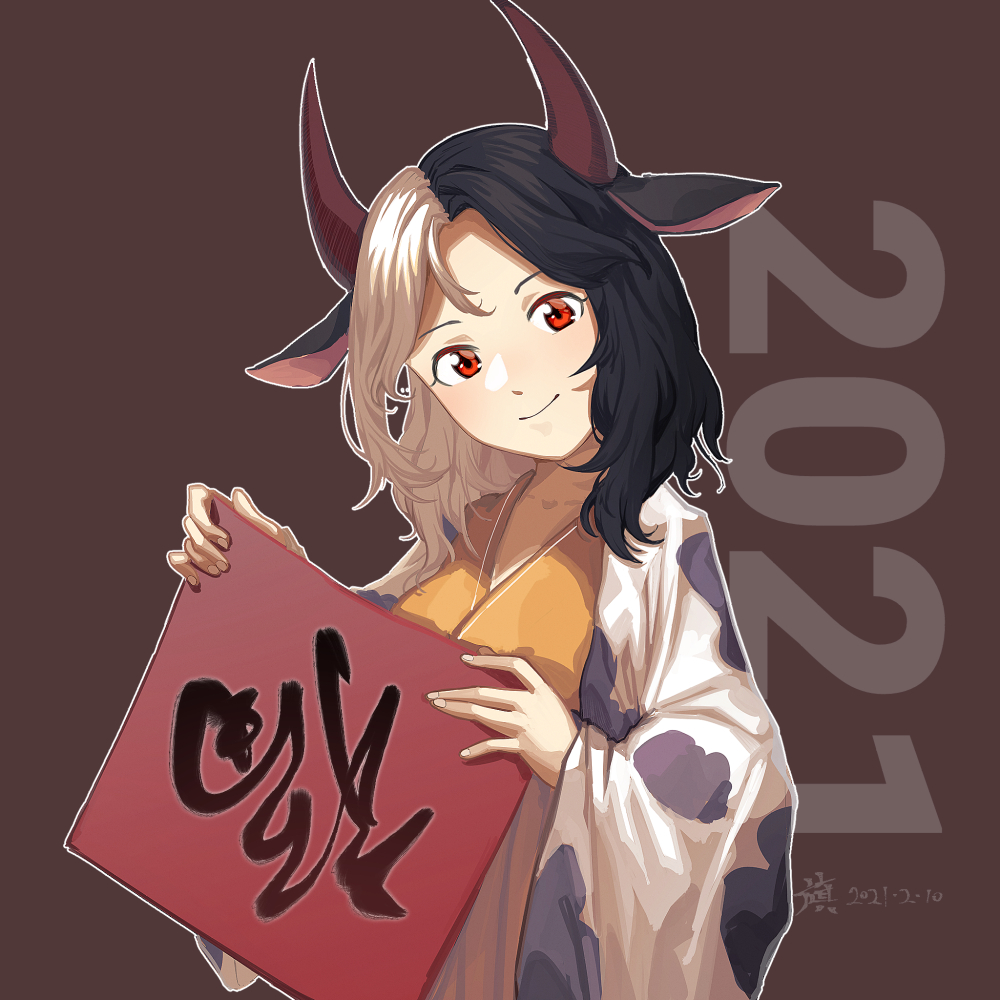 1girl 2021 animal_print black_hair brown_background chinese_new_year chinese_zodiac commentary_request cow_horns cow_print dated furahata_gen grey_hair haori head_tilt holding holding_sign horns japanese_clothes looking_at_viewer multicolored_hair outline red_eyes shirt short_hair sign signature smile solo standing touhou translation_request two-tone_hair upper_body ushizaki_urumi white_outline year_of_the_ox yellow_shirt