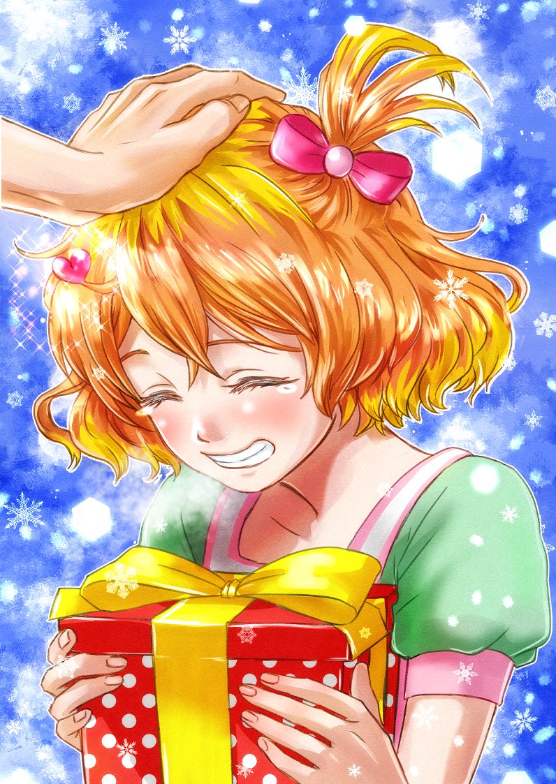 1girl ^_^ akira_ituki blonde_hair blue_background bow box brown_hair closed_eyes collarbone freyja_wion gift gift_box green_shirt grin hair_bow hair_ornament heart heart_hair_ornament holding holding_box macross macross_delta medium_hair multicolored_hair one_side_up petting pink_bow polka_dot shiny shiny_hair shirt short_sleeves smile snowflakes solo_focus tears two-tone_hair upper_body