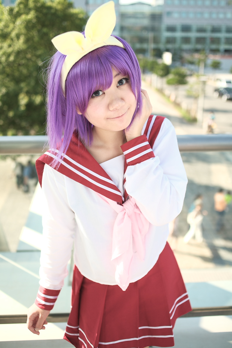 cosplay hair_bow hiiragi_tsukasa lucky_star photo purple_hair rindou_sana sailor_uniform school_uniform