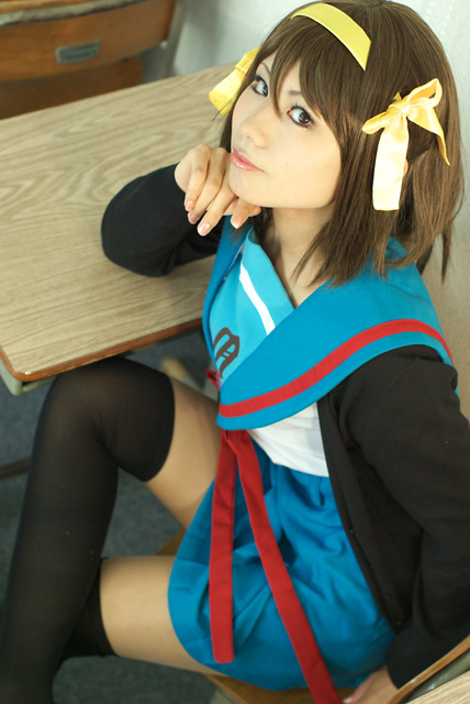 cosplay hair_ribbons kurenai sailor_uniform school_uniform suzumiya_haruhi suzumiya_haruhi_no_yuuutsu thigh-highs