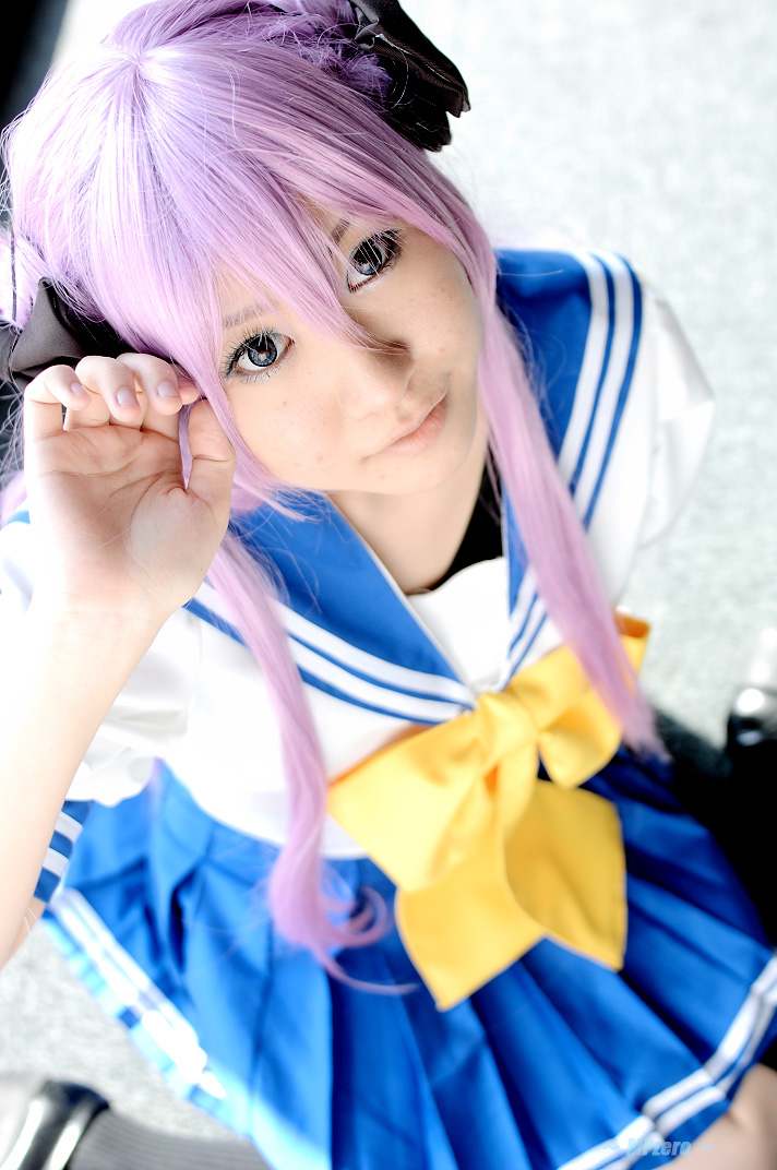 cosplay hair_ribbons hiiragi_kagami hitachi_fuyuki lucky_star purple_hair sailor_uniform school_uniform twintails