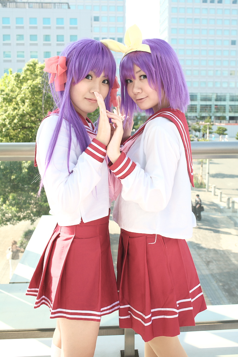 cosplay hair_bow hair_bows hair_ribbons hiiragi_kagami hiiragi_tsukasa kanazaki_shino lucky_star photo purple_hair rindou_sana sailor_uniform school_uniform twintails