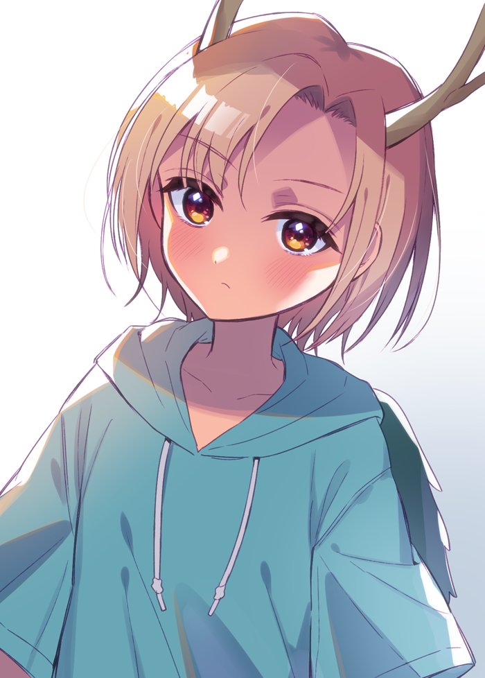 1girl alternate_costume backlighting blonde_hair blue_hoodie blush collarbone commentary_request dragon_horns gradient gradient_background grey_background hood hoodie horns kicchou_yachie red_eyes retota short_hair short_sleeves solo touhou turtle_shell upper_body white_background