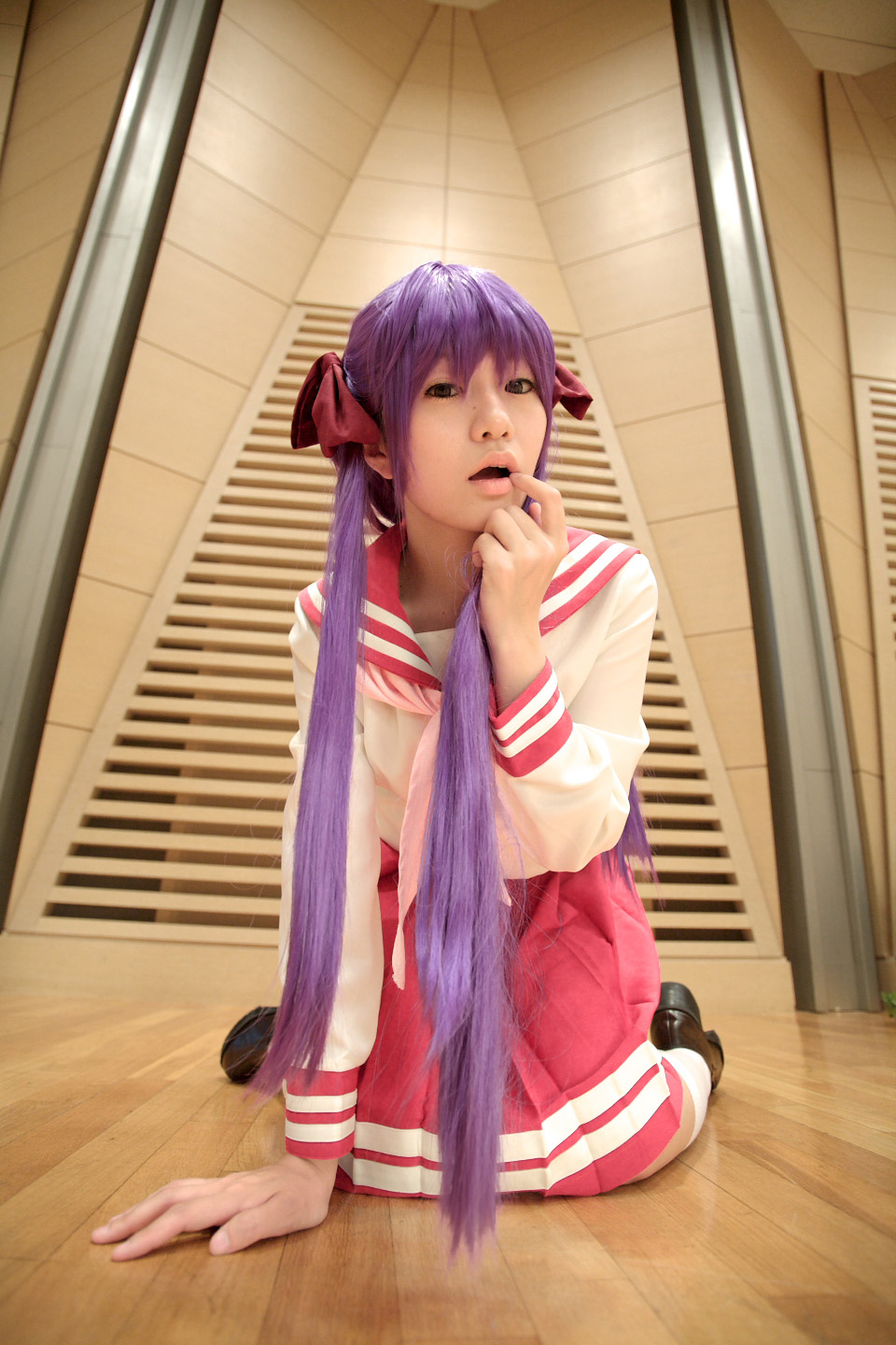 cosplay hair_ribbons hiiragi_kagami lucky_star naito photo purple_hair sailor_uniform school_uniform socks twintails
