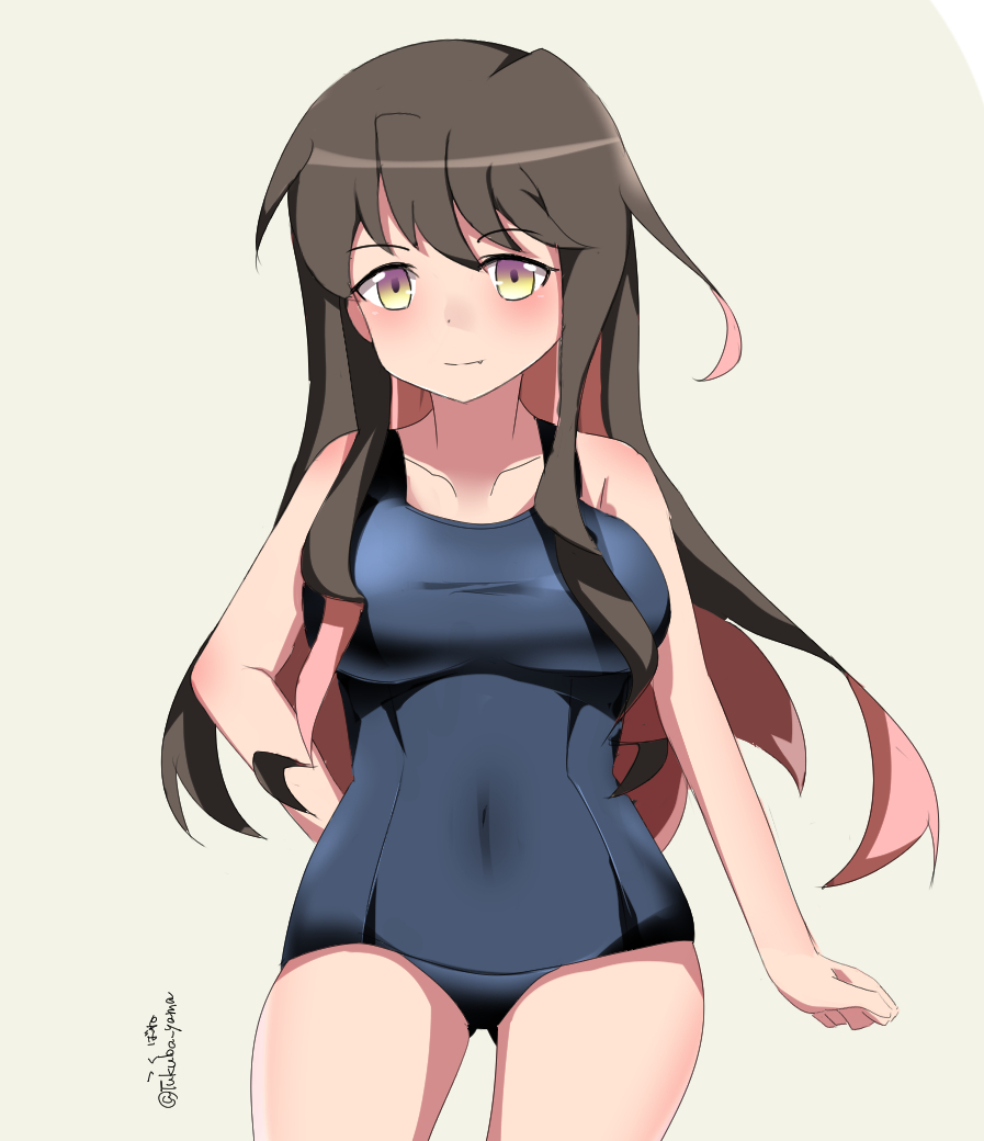 1girl arm_behind_back ass_visible_through_thighs black_hair blue_swimsuit breasts collarbone covered_navel cowboy_shot eyebrows_visible_through_hair fang gradient gradient_background grey_background hair_between_eyes haneda_(tsukubane) kantai_collection large_breasts long_hair looking_at_viewer multicolored_hair naganami_(kancolle) old_school_swimsuit one-piece_swimsuit pink_hair school_swimsuit solo swimsuit thighs twitter_username two-tone_hair wavy_hair yellow_eyes