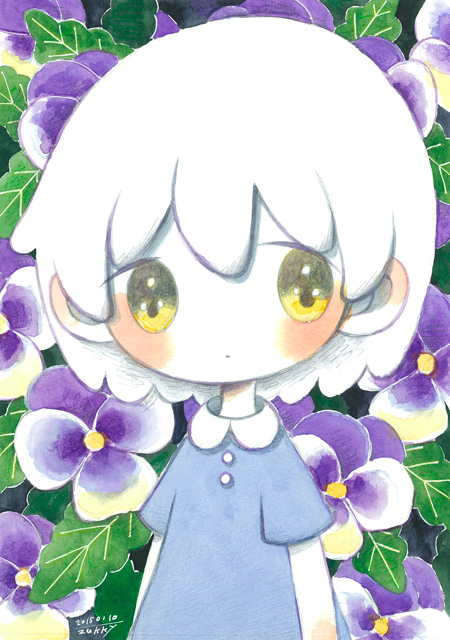 :| ambiguous_gender arms_at_sides bangs blush child closed_mouth colored_skin commentary_request dated expressionless eyes_visible_through_hair floral_background flower hair_between_eyes looking_at_viewer no_nose original outdoors pansy purple_flower short_hair short_sleeves signature solo tareme traditional_media upper_body white_hair white_skin yellow_eyes zukky000