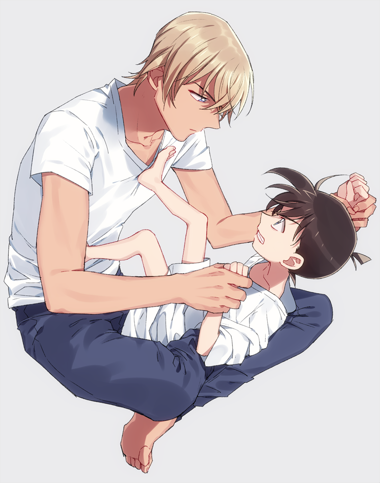 2boys amuro_tooru angry bangs barefoot blonde_hair blue_pants brown_hair casual child clenched_teeth collarbone commentary_request edogawa_conan eye_contact feet full_body grey_background hair_between_eyes height_difference indian_style k_(gear_labo) kicking legs_up looking_at_another looking_down looking_to_the_side looking_up lying male_focus meitantei_conan multiple_boys no_eyewear on_back on_lap pants shirt short_hair short_sleeves simple_background sitting teeth toes white_shirt wrist_grab