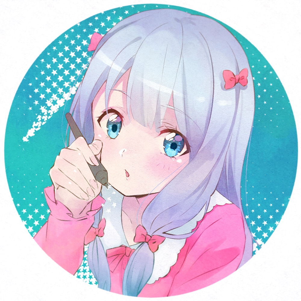 1girl anxflower bangs blue_eyes blush bow collarbone eromanga_sensei eyebrows_visible_through_hair hair_bow holding holding_pen izumi_sagiri long_hair long_sleeves looking_at_viewer open_mouth pen pink_bow pink_hair round_image shiny shiny_hair silver_hair solo upper_body white_background