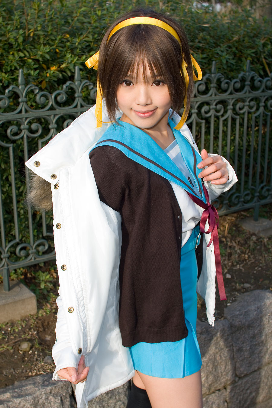 cardigan coat cosplay hair_ribbons hairband kipi-san photo sailor_uniform school_uniform suzumiya_haruhi suzumiya_haruhi_no_yuuutsu thigh-highs