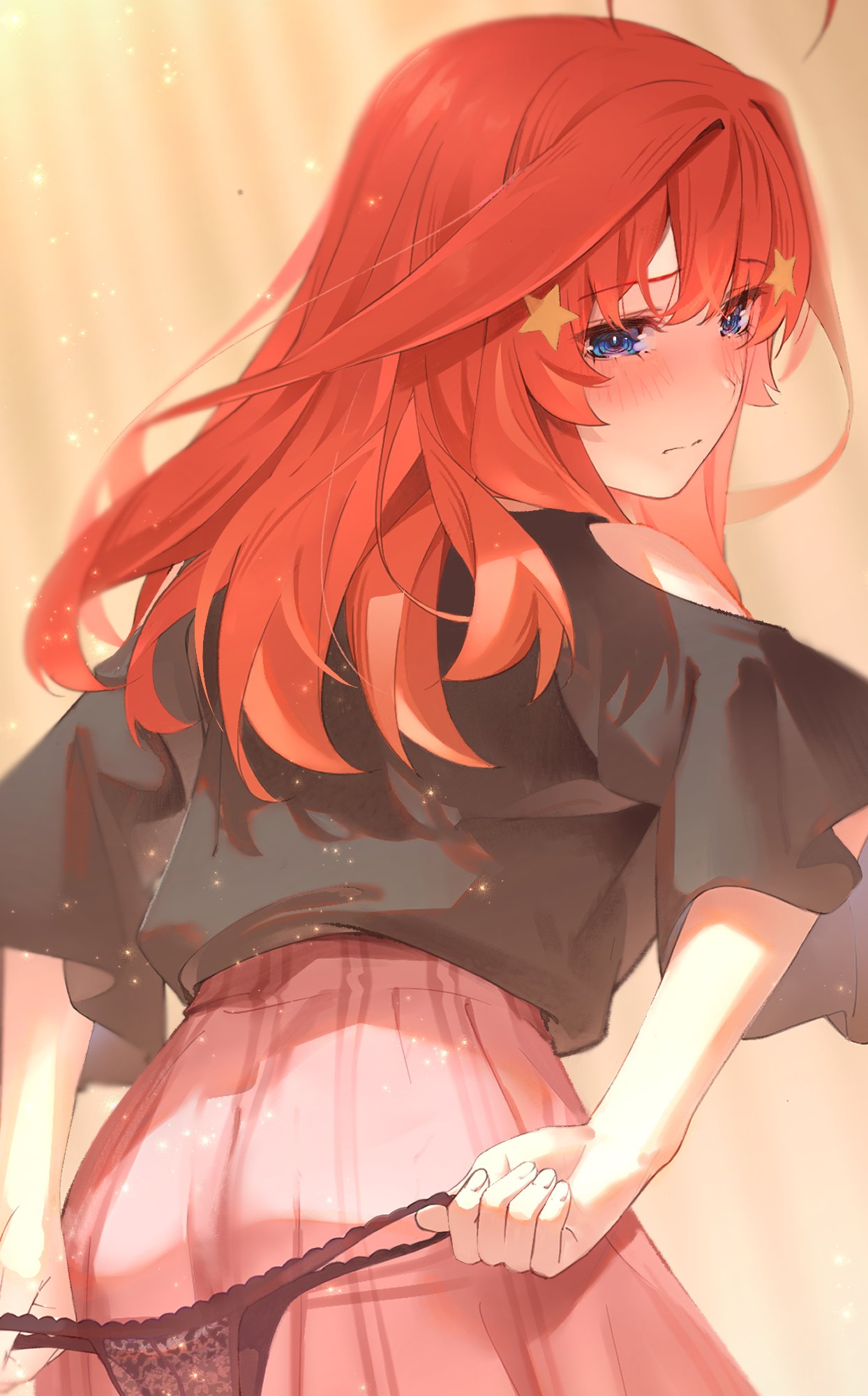 1girl ahoge back black_panties black_shirt blue_eyes blurry blush closed_mouth clothing_cutout commentary cowboy_shot depth_of_field embarrassed eyebrows_visible_through_hair eyelashes from_behind go-toubun_no_hanayome hair_between_eyes hair_ornament highres holding holding_clothes holding_panties holding_underwear lace lace_panties light_particles long_hair looking_at_viewer looking_back nakano_itsuki panties pink_skirt redhead shirt shirt_tucked_in shishamo_(masato_k) short_sleeves shoulder_cutout skirt solo star_(symbol) star_hair_ornament tareme underwear