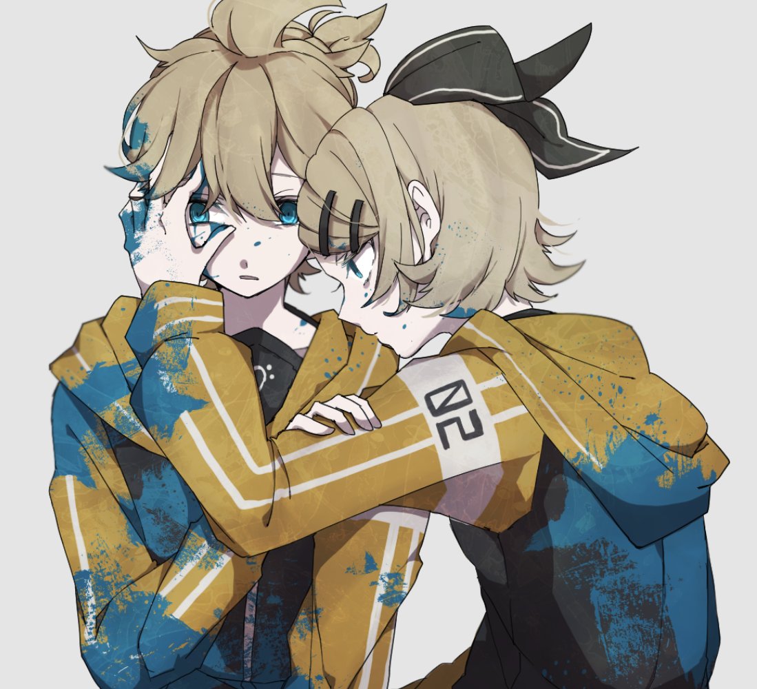 1boy 1girl bangs black_bow blonde_hair blue_eyes bow crypton_future_media eiku grey_background hair_between_eyes hair_bow hair_ornament hairclip hand_on_another's_arm hand_on_another's_face hood hood_down hoodie hug kagamine_len kagamine_rin looking_at_viewer paint paint_splatter piapro shirt short_hair siblings twins vocaloid yellow_hoodie
