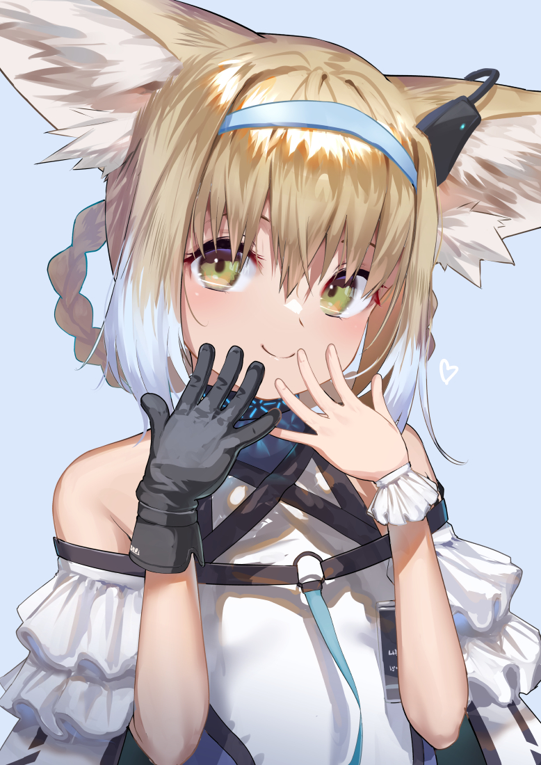 1girl animal_ear_fluff animal_ears arknights bare_shoulders black_gloves blonde_hair blue_background colored_tips commentary fox_ears gloves green_eyes hairband looking_at_viewer multicolored_hair satsuki_neko simple_background single_glove smile solo suzuran_(arknights) two-tone_hair upper_body white_hair