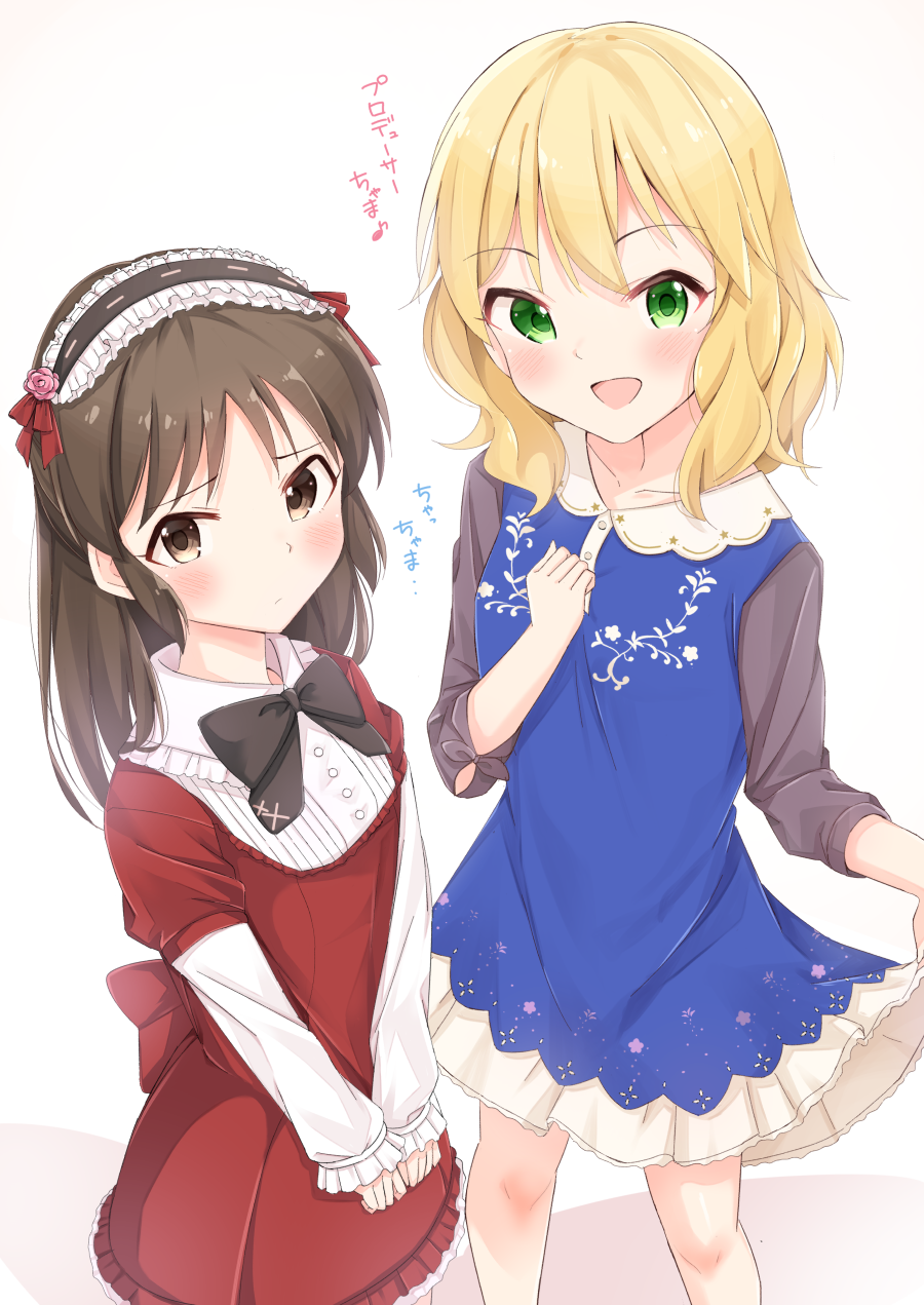 2girls black_bow blonde_hair blue_dress blush bow brown_eyes brown_hair closed_mouth collarbone commentary_request cosplay costume_switch dress dress_lift green_eyes hairband highres idolmaster idolmaster_cinderella_girls long_hair looking_at_viewer multiple_girls open_mouth red_bow red_dress sakurai_momoka sakurai_momoka_(cosplay) smile standing tachibana_arisu tachibana_arisu_(cosplay) tktk135 translation_request white_background
