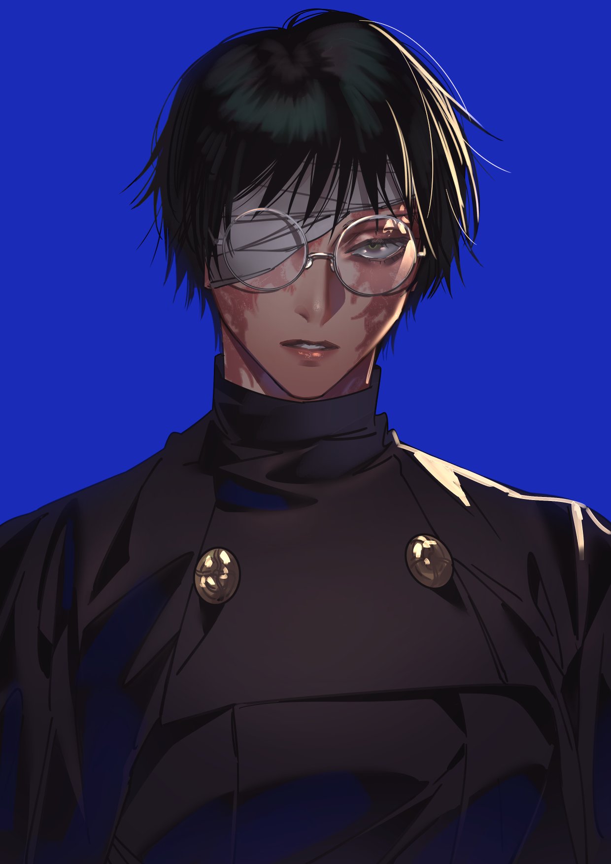 1girl bandage_over_one_eye bandages bangs black_hair black_shirt blue_background burn_scar buttons capelet glasses green_eyes half-closed_eyes high_collar highres jujutsu_kaisen looking_at_viewer parted_lips round_eyewear scar scar_on_face shirt short_hair simple_background solo spoilers teeth tenobe tsurime upper_body zen'in_maki